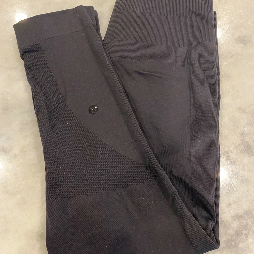 LULULEMON Zone In -Full length tights in BLACK. Size 6 in good used condition.
